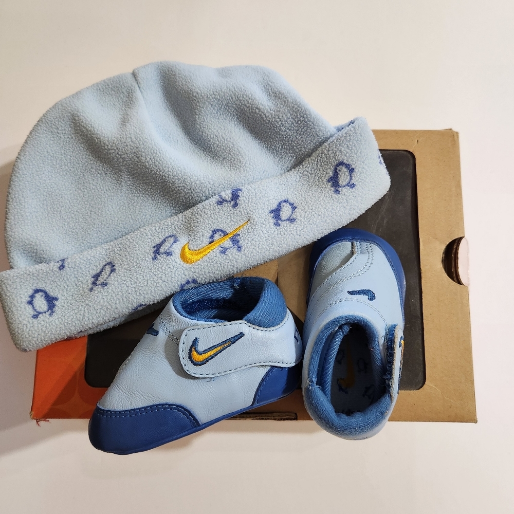 NIKE play baby shoes 1 C NIKE FIT & Fleece Beanie - Baby Gift Set